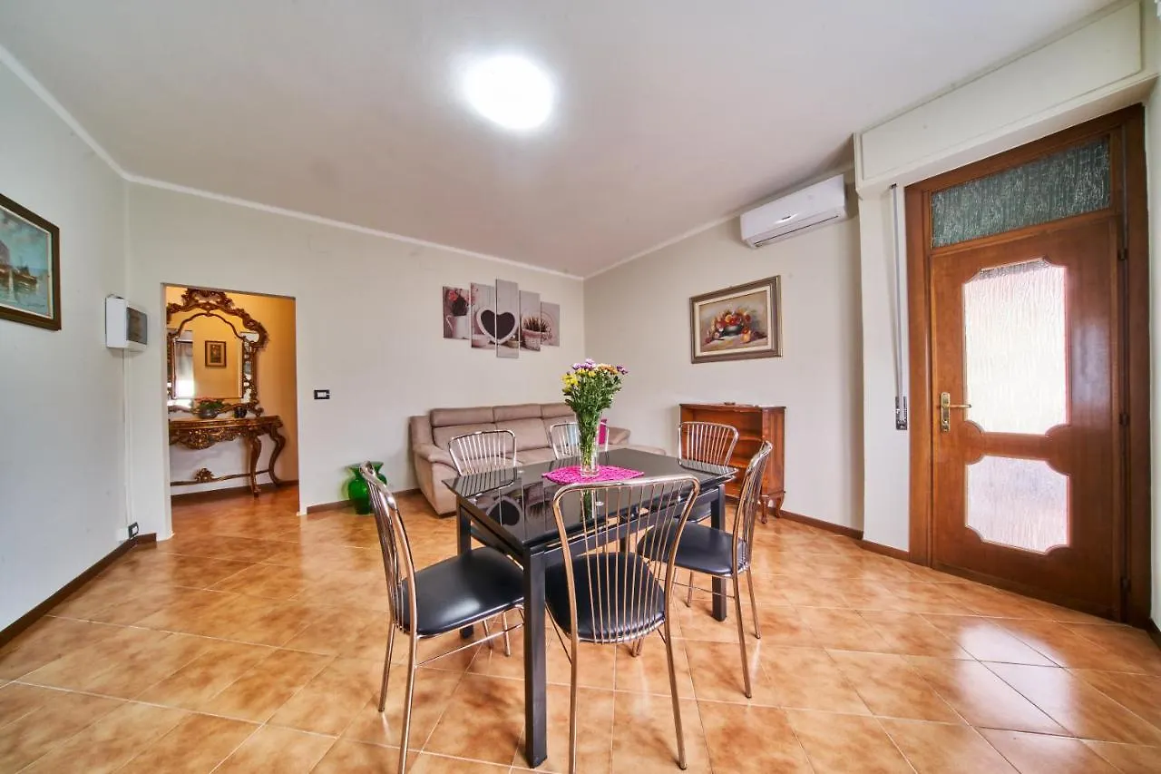 Tecla - 3 Bedrooms Apartment Сирмионе